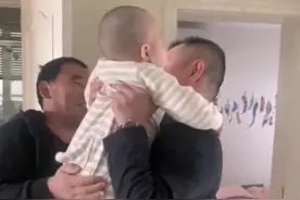 萌宝看见爸爸的双胞胎兄弟，表情逗笑众人，我怎么会有两个爸爸？图片