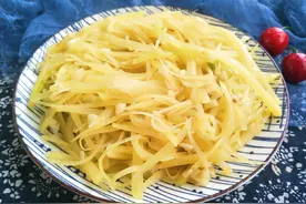 炒土豆丝，切忌直接放大蒜，牢记1个方法，土豆丝脆爽入味又好吃图片
