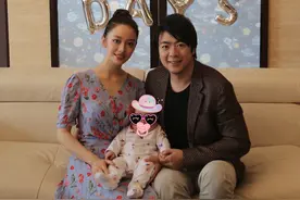 郎朗一家7口为儿子庆百天，亲爸罕露面，烫妈妈同款卷发穿衣滑稽图片