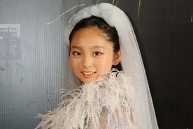 范冰冰11岁堂妹范朵朵近照，穿婚纱踩高跟走秀，肤色黝黑大变样图片