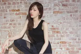 有种甜美叫王心凌！穿透视无痕裤+小背心也清纯可爱，37岁还很嫩图片