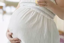 临产前一个先见红一个先破水，哪个更好？对宝宝影响确实不一样图片