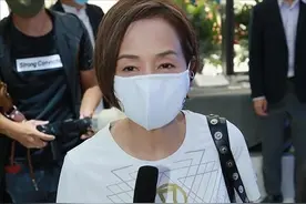 张国荣前女友罕见亮相，60岁头发花白淡妆撞脸叶童，手纹暴露年龄图片