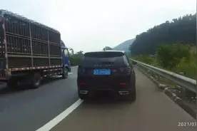 粤T路虎应急车道讲电话，交警敲车窗都没反应，什么电话这么重要？图片