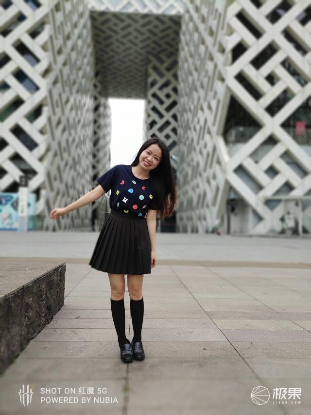 红魔5G暴走开黑，144Hz刷新率爽飞！除了打游戏它还有狠招～