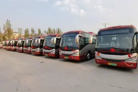 出行环保更便捷 新能源公交车投放运营图片