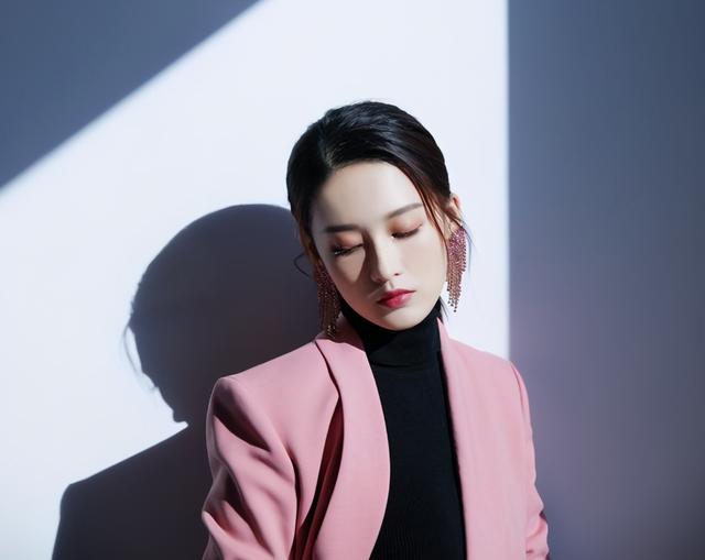 原来西装才是李沁的正确打开方式！配件高领衫，通勤风也能很温柔