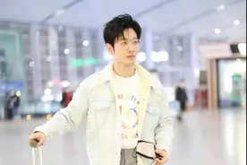 黄晓明暴瘦20斤走机场，牛仔外套配西装裤混搭好洋气，像小鲜肉图片