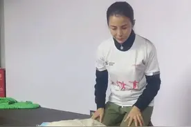 央视主持朱迅素颜学急救，扎马尾法令纹明显，全程表情紧张超认真图片