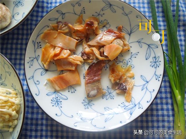 家里的墨鱼干不知道怎么吃？加上菌菇一起炖个汤，太鲜了