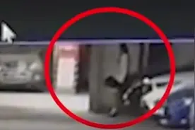 2名少女在奔驰车上拍照跳舞，踩坏引擎盖，车主：没道歉也不愿赔图片