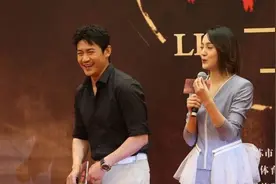 陆毅穿黑色衬衫真显身材的，搭配咖色休闲裤更时尚，胡茬却老气图片