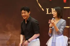 陆毅穿黑色衬衫真显身材的，搭配咖色休闲裤更时尚，胡茬却老气图片