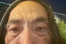 陕西一流浪大叔捡到手机，自拍后放回原处，失主找回后举动暖心图片