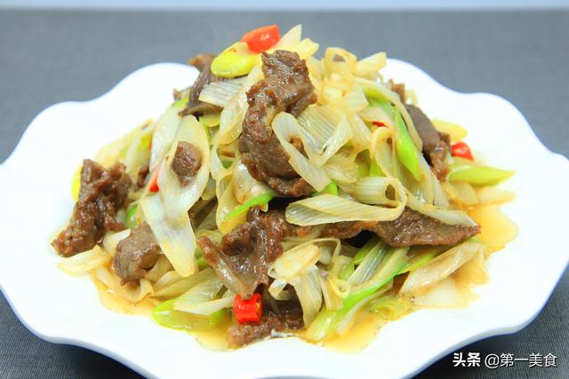 葱爆牛肉，方法不对肉都咬不动，厨师长教你一招，葱也香、肉也嫩