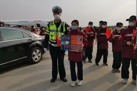 7岁孩子自制“应援牌”迎援鄂妈妈回家图片