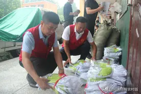 一次就为学校捐赠12万元的校服和桌椅，为太康这家爱心企业点赞图片
