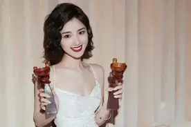 “铁锤女孩”毛晓彤历经两个渣男后涅槃重生，背后的她功不可没图片