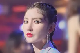 最萌浪姐竟是街舞爱好者！格纹西装扎衣角，机智炫腹，又美又飒图片