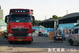 大卡车为何频繁出隐秘巷子？原来里面深藏上千平方米“废品回收站”图片