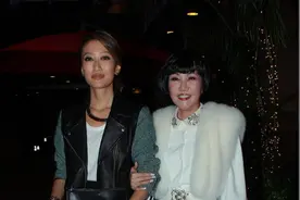 谢霆锋亲妈也老了，微胖身材穿一身白，浑身透出阔太好气质图片