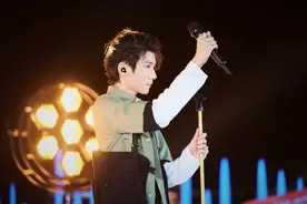 王源与乐队一起带来独具一格的天台表演,向青春致敬图片