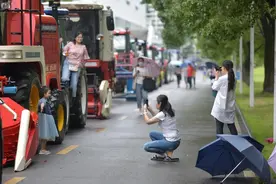 硬核毕业礼！华中农大毕业生开拖拉机、收割机巡游图片