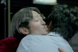 学校来了一名帅哥老师，没想到校长一看到就上去要亲亲，太恶心了视频封面