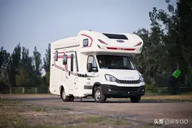适合4-6人旅行的高配房车，标配820Ah电池+柴暖，可以四季出行图片