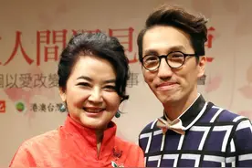 62岁的胡慧中老态明显，身材走样，再美的女人也经不起岁月蹉跎！图片