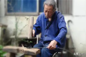 百岁老爸陪护纪实——百岁老爸巧制巧架晒衣绳图片