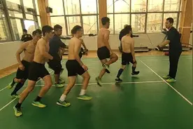 消防员花式跳绳练就“凌波微步”，看得网友头都晕了！｜申晨间图片