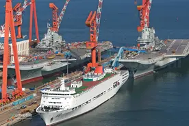 解放军南海战巡，美军围观辽宁号，歼15平稳着舰，美军欢呼已服气图片