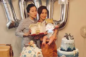 41岁周励淇低调为子设百日宴，富婆闺蜜现身，却不见其老公身影图片