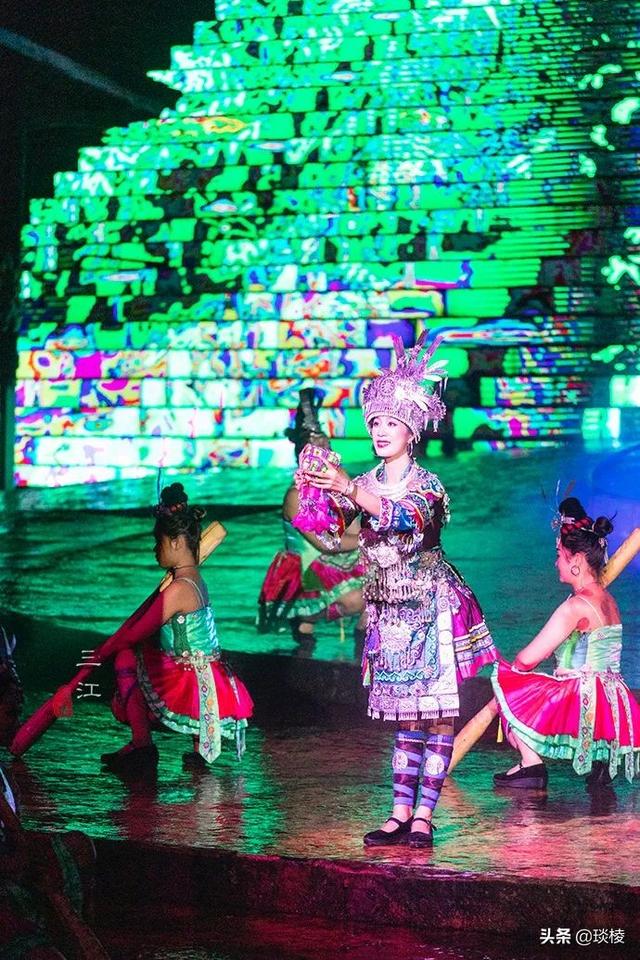 侗族人有多热情？男人求爱竟坐在女人大腿上，娶亲要在深更半夜