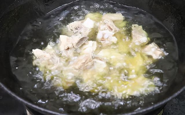 大厨教你糖醋排骨的正宗做法，酸酸甜甜，菜色红亮，好吃停不下来