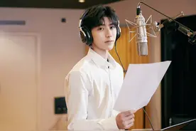 蔡徐坤白衬衫干净帅气侧颜精致，献唱抗疫歌曲致敬英雄图片
