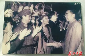 “红色记忆”直播讲述周总理来汉看《东方红》演出，九旬老演员回忆当年演出盛况图片