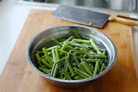 蒜苔放锅里蒸一蒸，没想到这么实用，作用拿钱都难买，营养又解馋图片