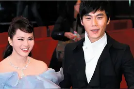 伊能静秦昊牵手走红毯，男穿西装帅气，女的穿一字肩连衣裙好漂亮图片