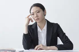 有闲钱，应该在银行存定期，还是买理财产品？图片