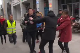 9套房产被儿女霸占，58岁父亲上门讨要，被打得头破血流！纪录片图片
