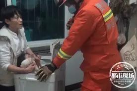 2岁女童卡在洗衣机里，妈妈束手无策求助消防，立即救援图片