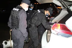 我市警方严查车内危险物品图片