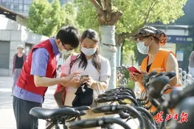 在地铁口有序停放单车，乘客收到免费骑行卡图片