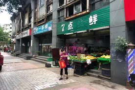 女店主被追打期间刀伤城管；当事人：应该承担的责任，绝不回避，希望公正处理；律师：或构成正当防卫图片