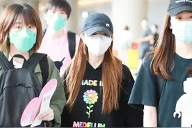 邓紫棋携男友走机场，她一身宽松穿成1米3，男友侧脸撞脸蛇精男图片