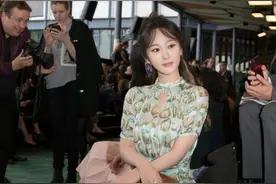 杨紫美到了国外，穿一身“印花长裙”优雅又甜美，连气质都升华了图片