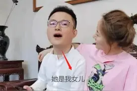 “娃娃脸爸爸”太显嫩，已二胎却被当成中学生，带娃被误认是哥哥图片