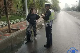 骑平衡车上路，被罚了！图片
